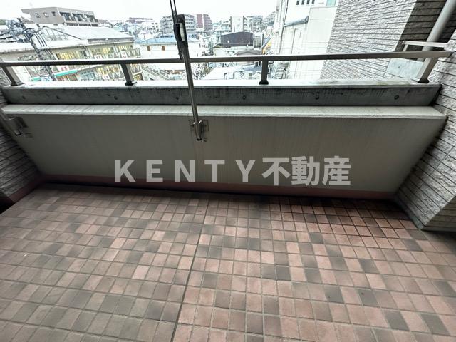 バルコニー　暖かな日差しのふりそそぐバルコニー