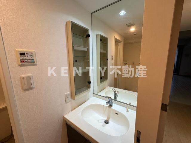 洗面設備　ゆったりとスペースのある洗面所