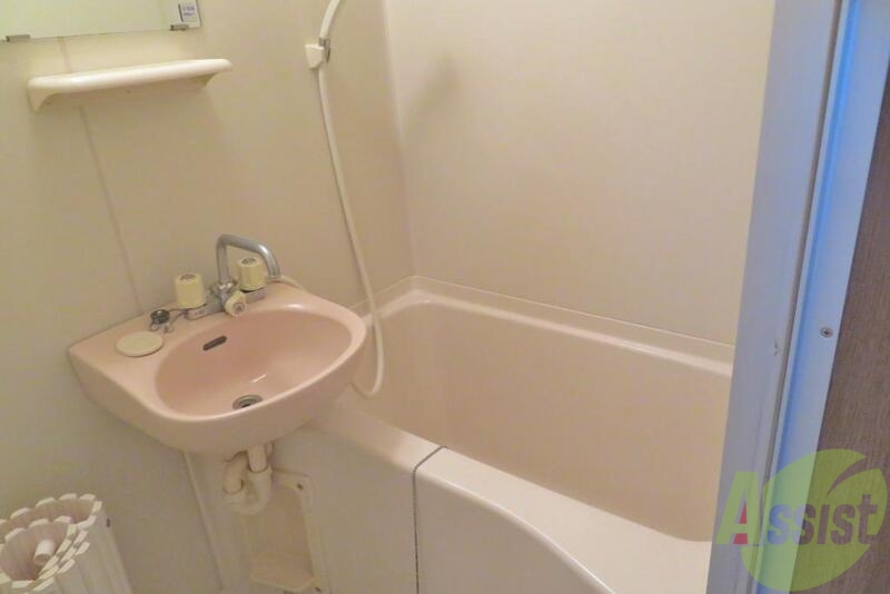 バス・シャワールーム　浴槽は広々でゆっくりのびのび浸かれそうです。