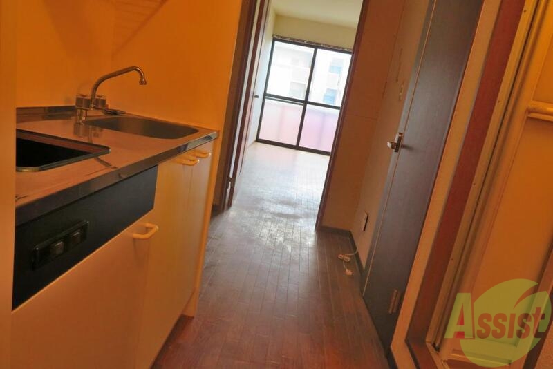 玄関　少し斜めを向いていますが玄関からは一直線にお部屋となってます