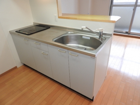 キッチン　コンパクトなキッチンで掃除もラクラク