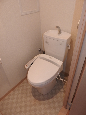 トイレ　落ち着いた色調のトイレです