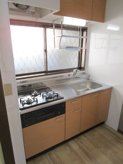 キッチン　料理の幅も広がるグリル付ガス３口システムキッチン