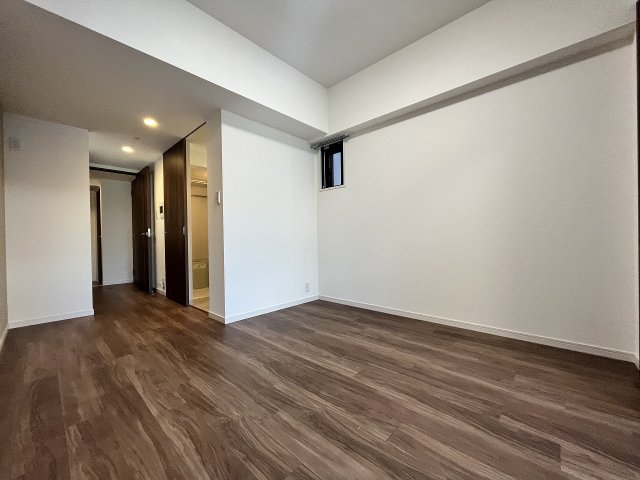 居室・リビング　同物件、別号室のものです。