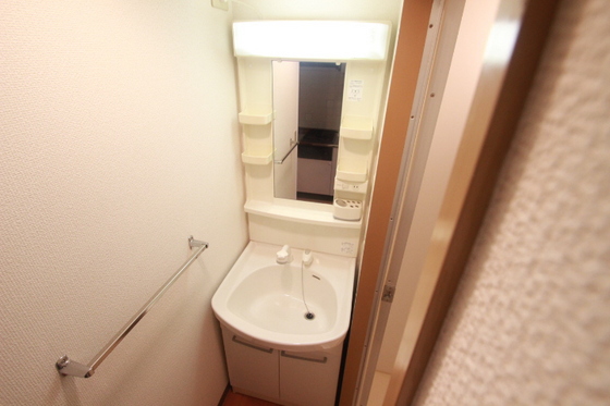 洗面設備　掲載写真は同マンション別部屋参考写真となります。