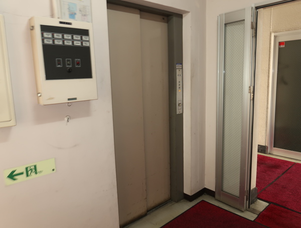 ロビー　エレベーター