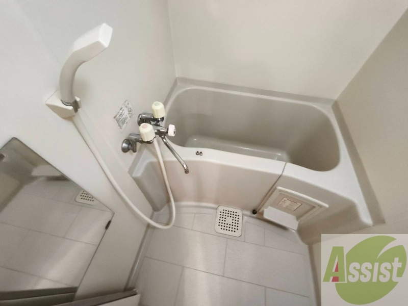 バス・シャワールーム　お風呂になります。一日の疲れを癒してくださいね。