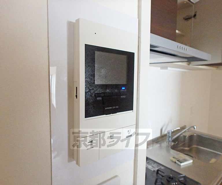 セキュリティ　モニター付きのインターホンで来客対応も安心です。