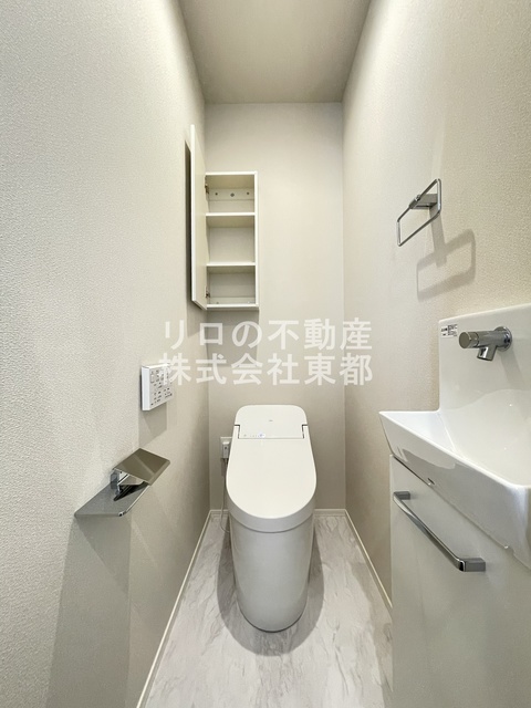 トイレ　白基調で清潔感のあるトイレです♪