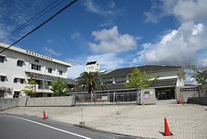 中学校　大久保北中学校（中学校）まで269m