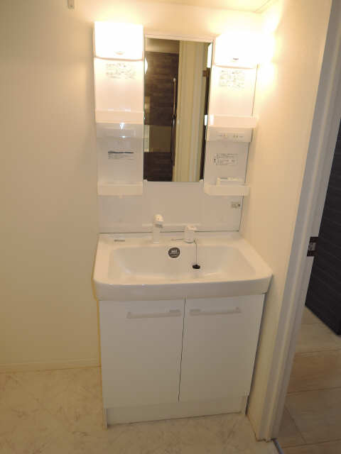 洗面設備　ゆとりある洗面台です