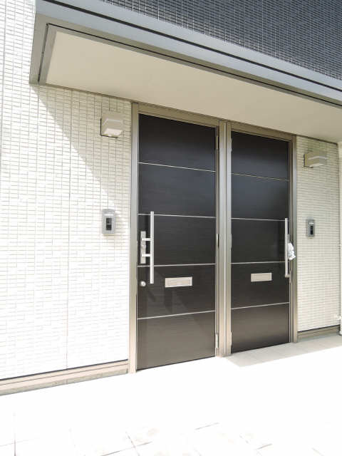 玄関　２階のお部屋ですが玄関は１階です