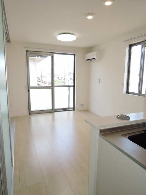 居室・リビング　南向きの明るいリビングです