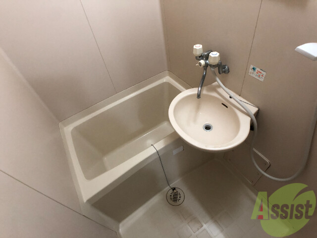 バス・シャワールーム　バスルームは狭すぎず、シャワーも浴びやすそうです。