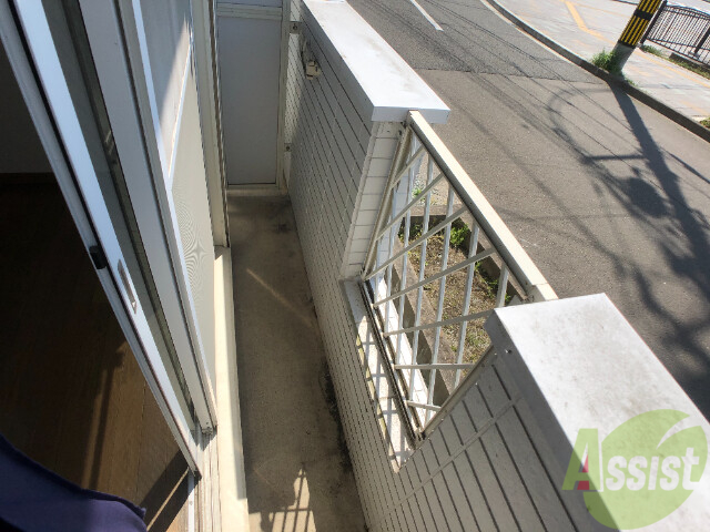 バルコニー　こちらはバルコニー。洗濯物も干せそうですよ～。