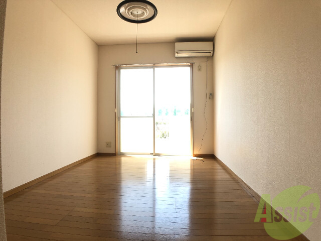 居室・リビング　６帖の洋室です。日射しがあり明るい印象です。