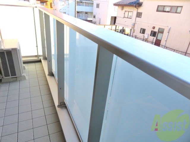 バルコニー　バルコニーは広々としており洗濯物干せそうですね。