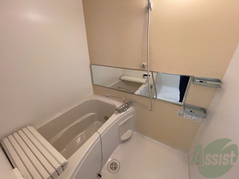 バス・シャワールーム　浴槽付きのお風呂です。ここで一日の疲れを癒しましょう。