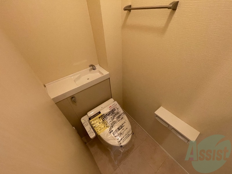 トイレ　トイレはこちらのウォシュレット付きになりますね。