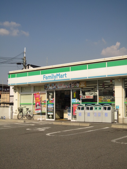 コンビニ　ファミリーマート（コンビニ）まで10m
