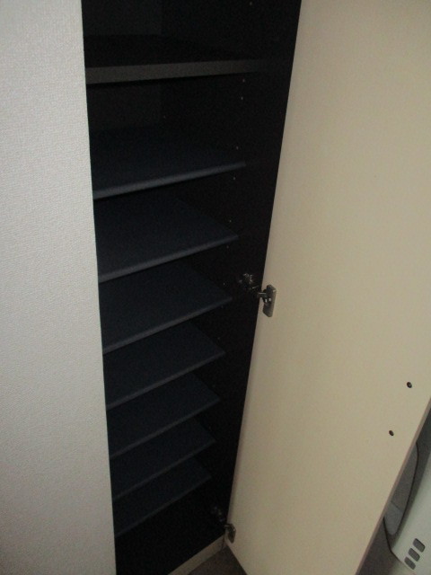 玄関　写真は202号室（反転）のものになります。