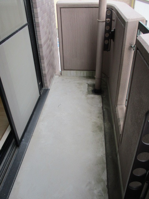 バルコニー　写真は202号室（反転）のものになります。