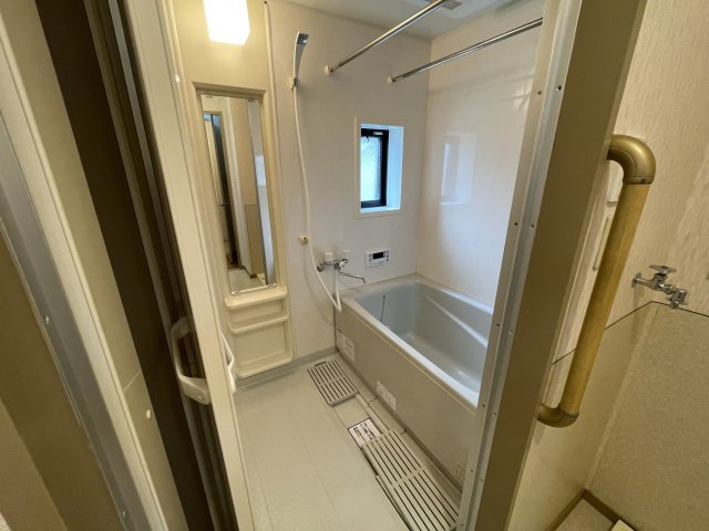 バス・シャワールーム　(参考)同マンション反転間取り他部屋の写真