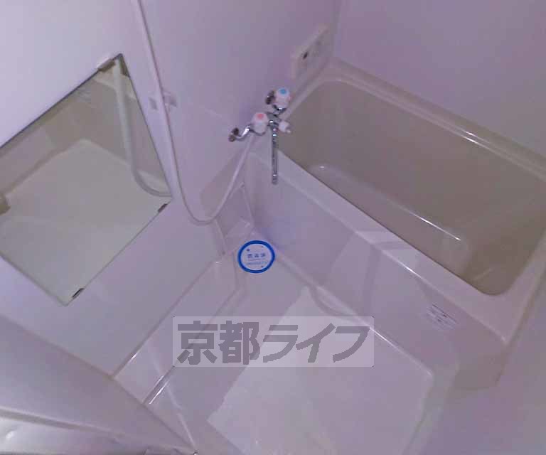 バス・シャワールーム　清潔感のあるバスルームです。