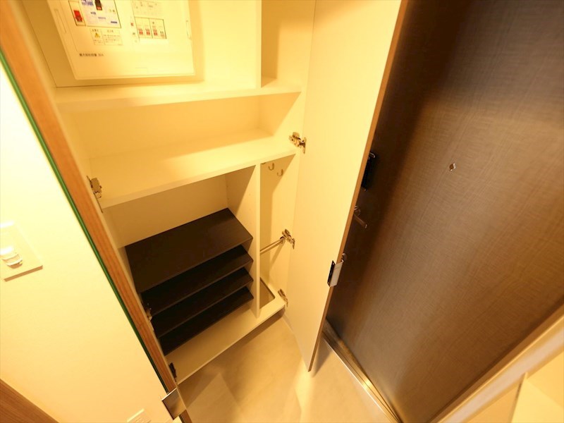 玄関　玄関　シューズボックス付（収納充実してます）