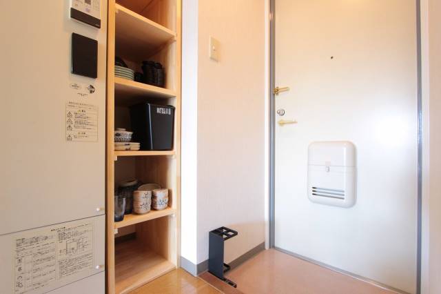 玄関　玄関横の収納棚もお洒落。