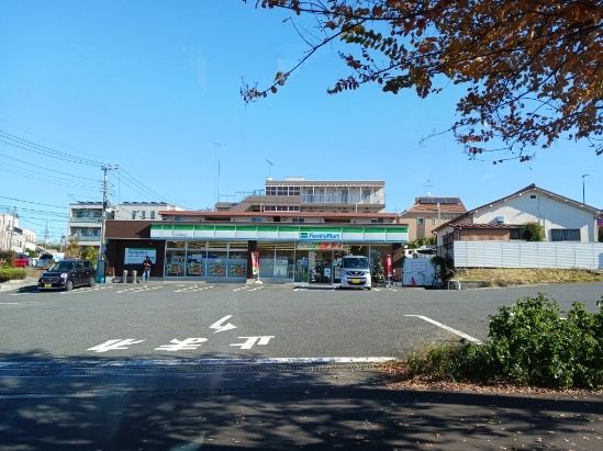 コンビニ　ファミリーマート（コンビニ）まで500m
