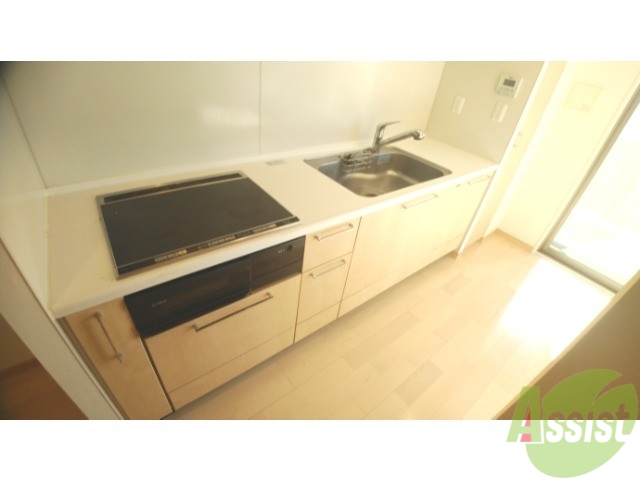 キッチン　３口のコンロにオーブンもついてきれいで使いやすいキッチンです