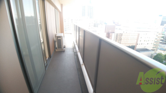 バルコニー　リビングからつながるバルコニーは各部屋を囲むほどの大きさです