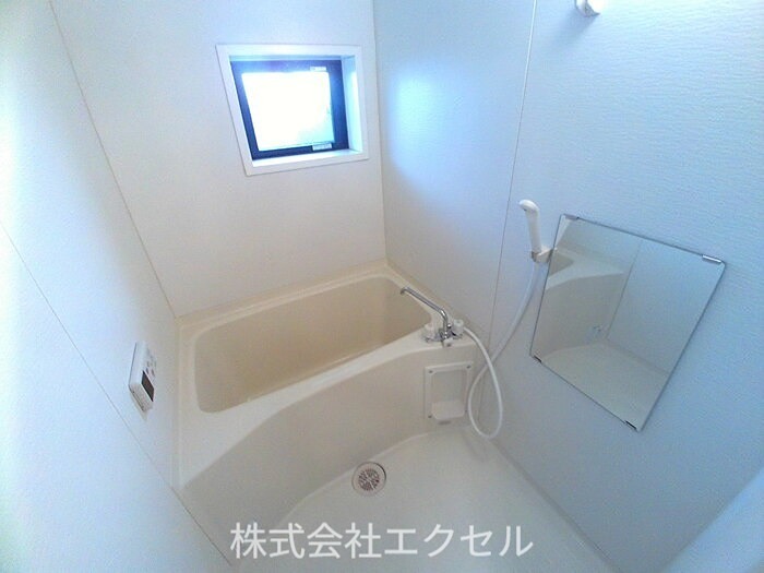 バス・シャワールーム　窓付きの浴室です。