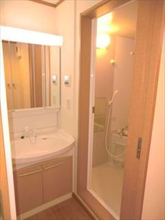 洗面設備　独立洗面化粧台が付いています