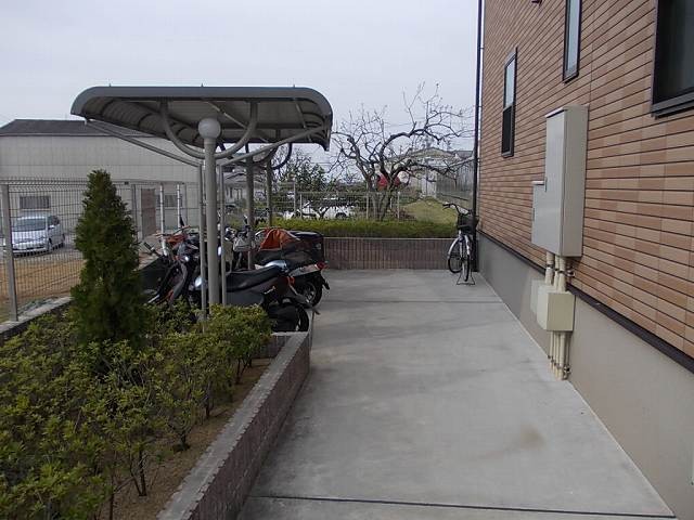 エントランス　うれしい屋根付きの駐輪場です♪