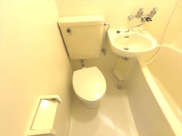 トイレ　３点ユニットバスのトイレ