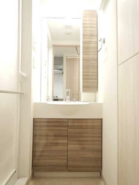 洗面設備　明るい洗面所です