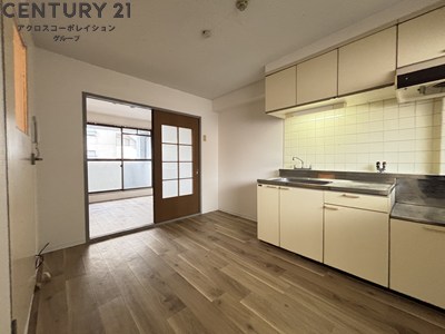 居室・リビング　隣の洋室と合わせて広々と使用できるLDK