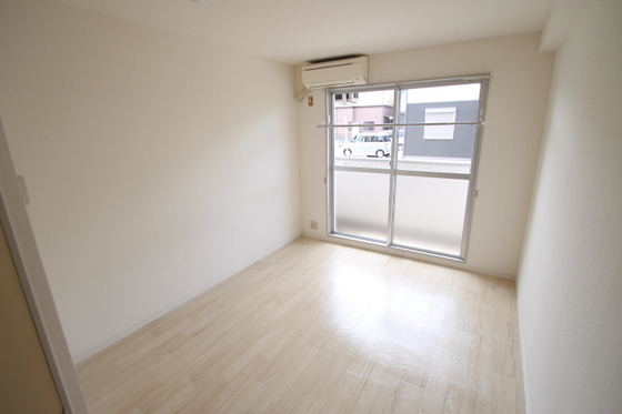 居室・リビング　別号室写真です