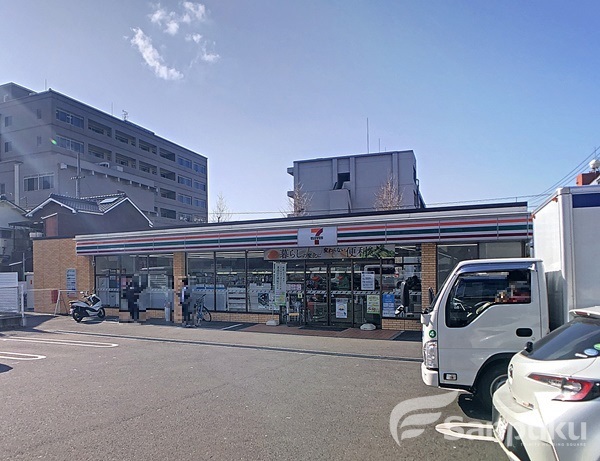 コンビニ　セブンイレブン（コンビニ）まで586m