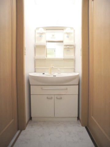 洗面設備　洗髪洗面化粧台と洗濯機置き場があります♪