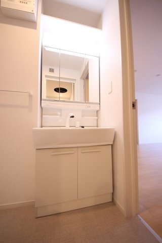 洗面設備　独立洗面台、朝の身支度には欠かせません