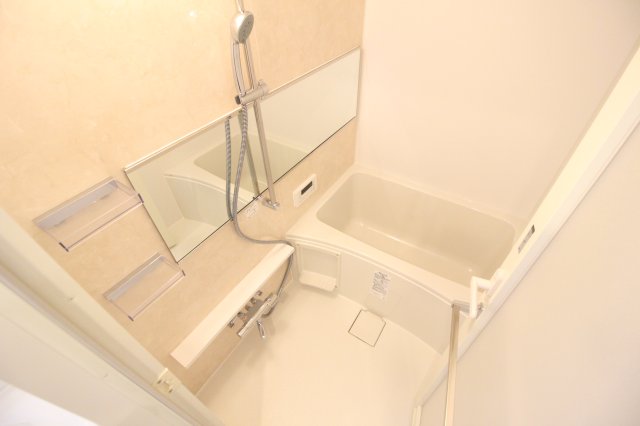 バス・シャワールーム　浴室。ワイドミラー付き