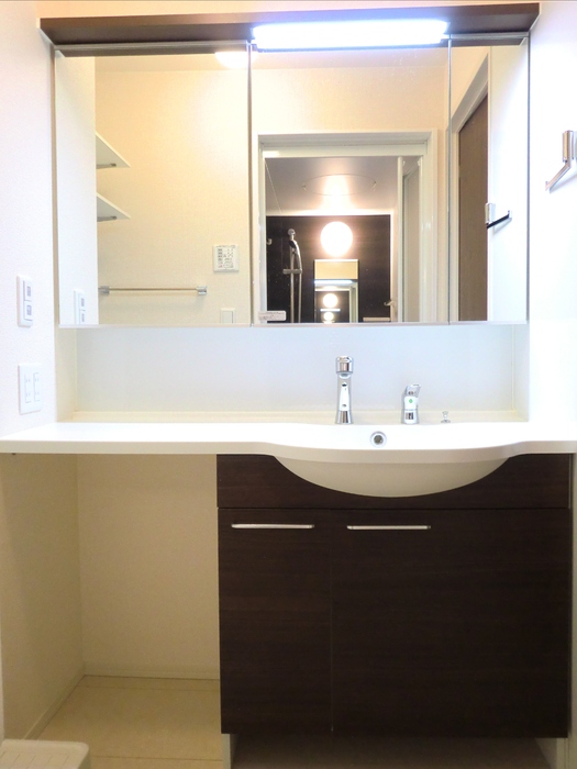 洗面設備　ゆったりとスペースのある洗面所