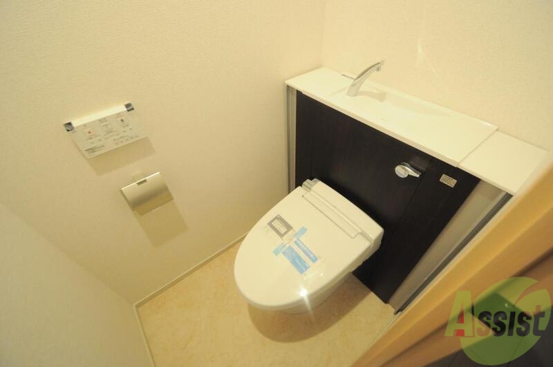 トイレ　うれしいウォシュレット完備。心地よい空間です。