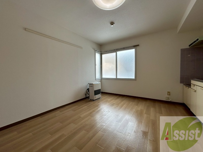 居室・リビング　木目のフローリングは落ち着きのある印象のお部屋になりますね。