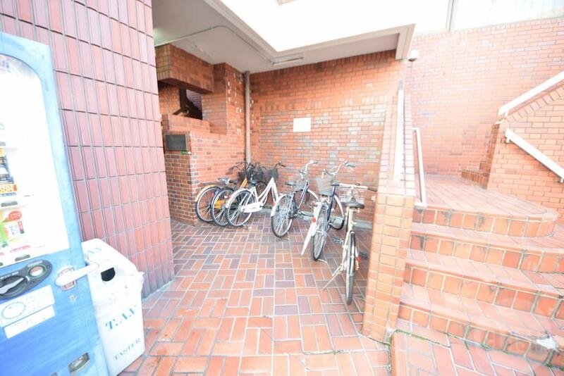 エントランス　駐輪スペースもゆとりがあります