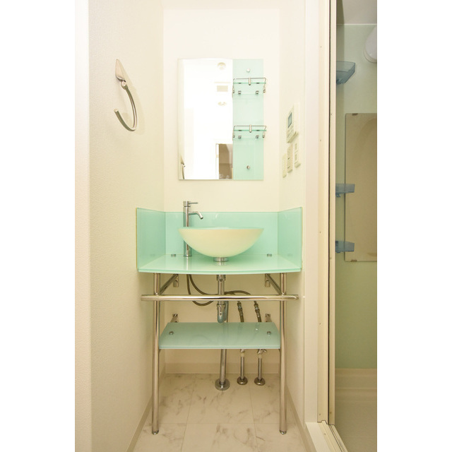 洗面設備　明るい洗面所です