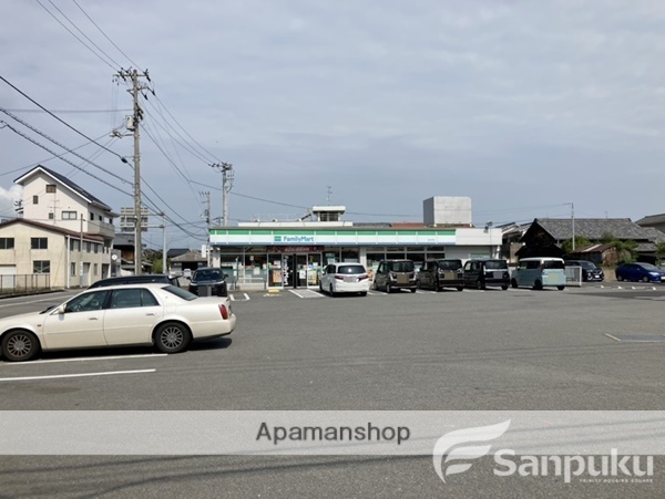 コンビニ　ファミリーマート堀江町店（コンビニ）まで683m